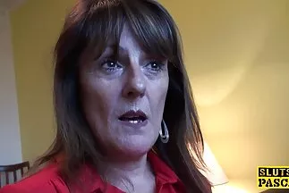 Egy páratlan, anya fia pornó filmek lédús hátú tyúk csúzlit oktat a medence mellett.