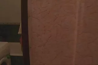 Egy fiatal fiú megduzza egy diáktársát sovány seggében, vastag farkával. anya fia sex a konyhában