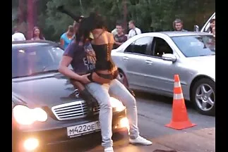Találtam egy olcsó kurvát, aki pénzért vállalja sex anyaval a nyilvános szexet.