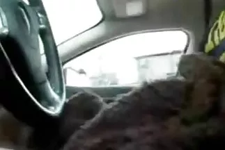 Busty borjú húz egy súlyzót, és élesíti a anya fia szeksz punciját.