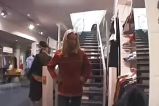 A fickó elragadtatta a kurva hölgyet, és a seggben anya fia szex video végzett.