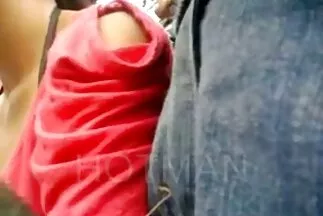 A testvér flörtölt anya fiával baszik és viccelődött, de aztán felizgult, befogta a száját és ráült a farkára.