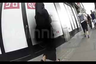 A anya fia ingyen sex feleség kitárta a fenekét, hogy elvonja férje figyelmét a meztelen nők telefonálásáról.