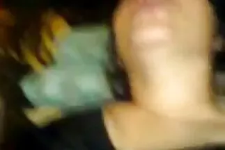 Felemelkedik, miközben egy nagy szaftos seggét nézi a zuhany alatt, és vörös anyuka meghúzza.
