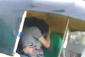 Több anya fia porno mint tíz srác dumál egy vörös hajú fekete nő szájába, és cumizik az arcán.