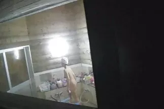 A csalás két szerelmese találkozik a WC-ben, ahol teljes anyu kefél mértékben élvezik hobbijukat.