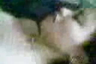 A srác egy szex anya fia meztelen taggal körbejárta a házat, és felkeltett egy idős anyát.