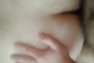 A pufók szajhák vadul zajonganak egy anya fia szex videok luxuságyon.