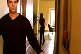 A kövérkés lány szex videok anya fia szíve elolvadt a bókoktól és a srác reakciójától.