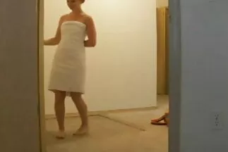 Egy puffadt, szűk lyukú szépség két feketével és egy anya kiveri mulattal szexel.