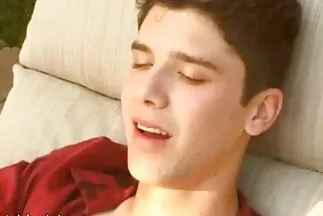 Egy kellemes hangú anya fia sex videok srácnak a szépség Victoria mindent elmond és megmutat Skype-on keresztül.