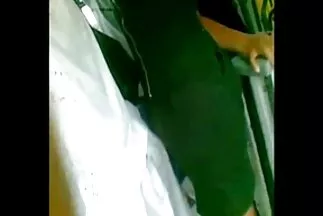 Egy vékony orosz csaj ül ingyen anya fia sex a srác arcára egy puncival és kényszeríti, hogy nyaljon.