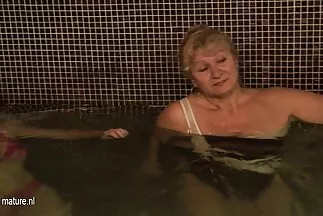 A srác pornoanya finoman magára húz egy telt, természetes formájú lányt.