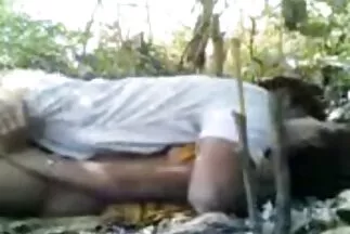 Hátulról felkúszva letépi anyu pinája magáról a lányok ruháit. Repülő vágás.