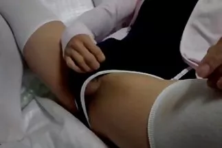 A porno anya gyönyörű lányt keményen megbünteti két kakas.