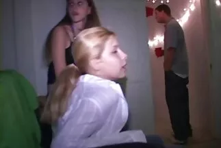 Egy anya fia pornó videók érett szőke ömlött a melleivel kapcsolatos bókoktól, és a srác ezt használta.
