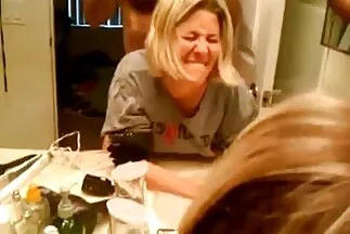 A megcsalt feleség a menyasszonyi mama fia porno ruha levétele nélkül a seggébe szar az esküvő előtt.