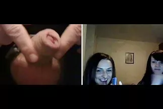 Egy katona a dugás anyuval nászéjszakára készül egy régi szakácsn, menyasszonyi ruhában.