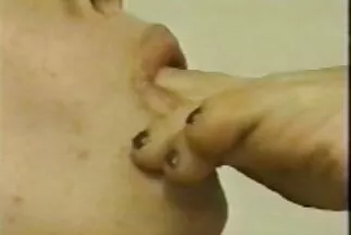 Egy fekete hajú orosz nő gyönyörűen széttárja a lábát csaladi porno videok az utcán, és pénzért dumál.